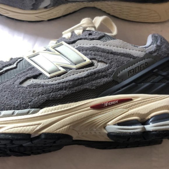 New Balance 1906R Trainers